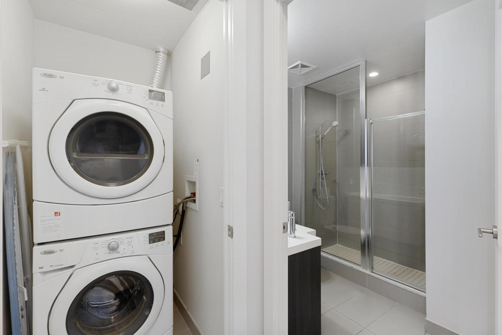 2Bedroom Cn Tower And Water Views - Free Parking - Rooftop Pool Toronto Exterior photo